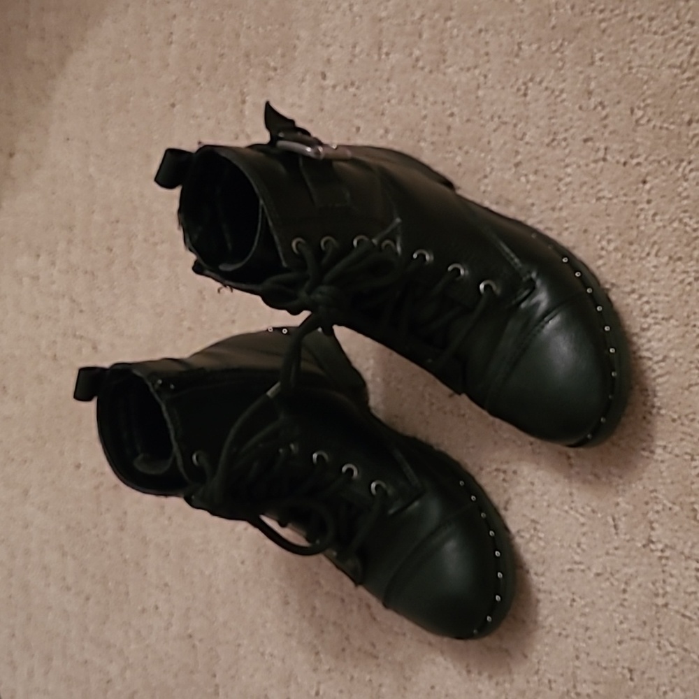Girls black boots